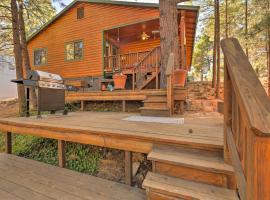Rustic Cabin with Deck about 4 Mi to Old Town Flagstaff!，位于弗拉格斯塔夫的Spa酒店