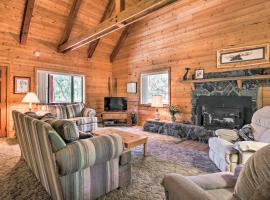 7 Mi to Show Low Lake Pinetop Cabin with BBQ!，位于派托普湖畔的酒店