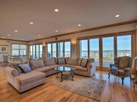Waterfront Home with Large Deck and Private Pool!，位于Westhampton Beach的度假屋