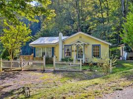 Mountain Cottage with Views Near Tail of the Dragon!，位于Fontana Village的酒店