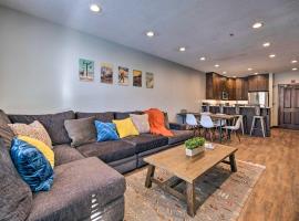 Solitude Mountain Slopeside Ski Condo with Hot Tub!，位于Brighton的酒店