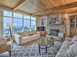 Camano Island Home with Views and Private Beach Access，位于Indian Beach的酒店