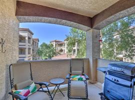Mesa Condo with Private Patio and Grill Pool Access!，位于梅萨的度假短租房
