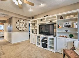 Cute and Cozy PDX Area Townhouse 31 Mi to Mt Hood!，位于Boring的酒店