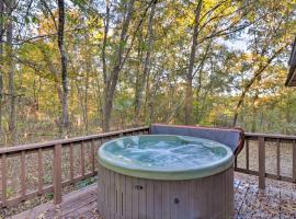 Cozy Broken Bow Cabin with Fire Pit, 4 Mi to Lake!，位于斯蒂芬斯穴窟的酒店