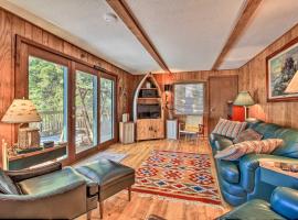 Waterfront Whitefish Lake Home with Dock!，位于Pine River的酒店