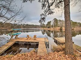 Renovated Lakefront Escape with Private Dock and Deck!，位于贝亚维斯塔的酒店