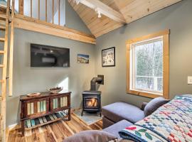 Newly Built Cabin with Hot Tub - 16 Mi to Stowe Mtn!，位于Morristown的酒店