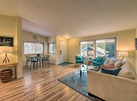 Cute Cottage with Deck Walk 115 Ft to Brewery and Cafe，位于波尔斯波的酒店