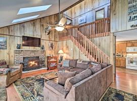 Bear Den Rustic Pocono Lake Home with Game Room!，位于Pocono Lake的度假屋