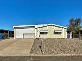 Bullhead City Home with Fire Pit - Walk to CO River!，位于布尔海德市的酒店