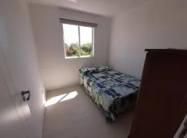 Quarto com cama de casal ao lado da Ópera de Arame