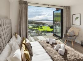 2 Woolacombe West - Luxury Apartment at Byron Woolacombe, only 4 minute walk to Woolacombe Beach!，位于伍拉科姆的酒店