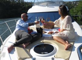 AQUADOURO Yacht RADAMES - Sleep Boat Experience，位于Castelo de Paiva的海滩酒店