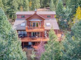 Expansive Mountain Retreat with Views of Pikes Peak!，位于伍德兰帕克的酒店