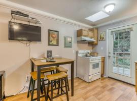 Strawberry Creek Retreat，位于麦金利维尔的酒店