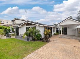 Sandy Toes Holiday Home Orewa，位于奥雷瓦的酒店