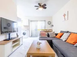 2 BED Modern apartment. Close to station & PARKING