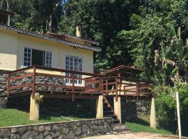 Pousada Casa da Montanha，位于安格拉杜斯雷斯比沙卡海滩附近的酒店