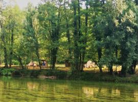 Robinson camp Kupa - Juratovićki brig，位于Netretić的酒店