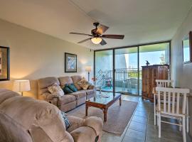 Hilo Condo with Pool Steps from Carlsmith Beach Park，位于希洛的酒店