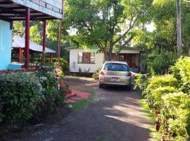 Shades Cottage Guesthouse，位于Blue Hole的酒店