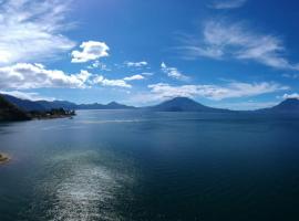 Sky View Atitl&aacute;n Lake Suites - Free Breakfast Supplies，位于帕纳哈切尔的带热水浴缸的酒店