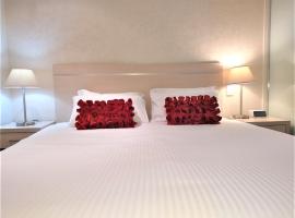 Hi 5 star luxury Adelaide City Apartment，位于阿德莱德的带按摩浴缸的酒店
