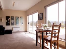 Couples Retreat with Mountain View Near Hobart，位于Sandford的酒店