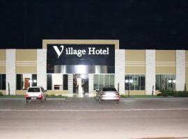 Village Hotel，位于卡塞雷斯的酒店