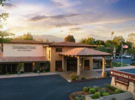 克莱尔蒙特希尔顿逸林酒店，位于克莱蒙特圣迪马斯峡谷高尔夫球场附近的酒店