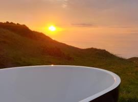 SeaView Retreat -Amazing Ocean Views and Outdoor bath，位于Waiuku的酒店