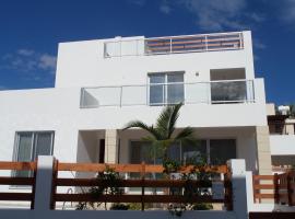 Modern villa, 4 bedrooms, private pool, close to Coral bay strip，位于佩亚的酒店