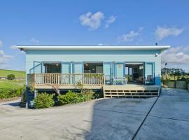 The Blue Cottage with WiFi- Waipu Holiday Home，位于怀普的乡村别墅