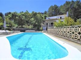 Villa LAS ENCINAS-en el pueblo de Esporles- Mallorca，位于埃斯波尔莱斯的度假屋