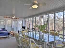 Large Lavonia Home with Party Dock on Lake Hartwell!，位于Lavonia的酒店