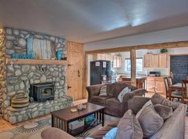 7 Mi to Heavenly Ski Resort Cozy Tahoe Cabin，位于Lake Tahoe - TVL附近的酒店