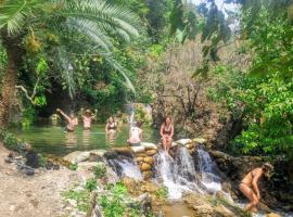 TRIBE AQUA a nature retreat above Neer waterfall，位于瑞诗凯诗的露营地