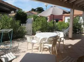 Belle villa 2 chambres terrasse en angle parking privatif dans résidence sécurisée piscine commune 800 m de la mer LRCS151