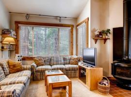 Ski-InandSki-Out Northstar Condo Near Lake Tahoe!，位于特拉基的酒店