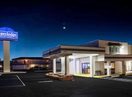 Travelodge by Wyndham Colorado Springs Airport - Peterson SFB，位于科罗拉多斯普林斯的酒店