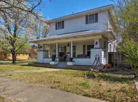 Charming Craftsman Home in Downtown Bartlesville!，位于巴特尔斯维尔的酒店