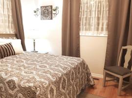 Sarnia Central Six - BIG 6 BR 2 BA - patio and BBQ，位于萨尼亚的酒店