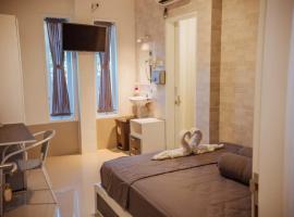 Simple Kuta Bedroom，位于登巴萨的住宿加早餐旅馆