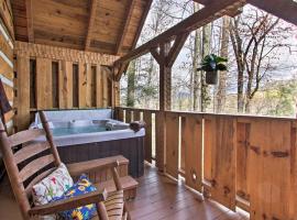 Honey Bear Pause Rural Escape with Porch and Hot Tub!，位于汤森德的度假屋