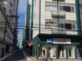 Edifício Quadra mar, pe na areia a 150 metros saída rua reta ilha