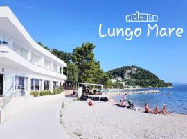 Apartmants villa Lungo Mare，位于兹沃格谢的带泳池的酒店