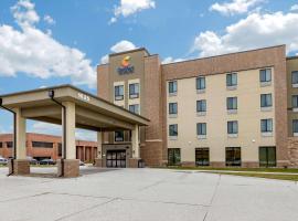 Comfort Inn & Suites West Des Moines，位于西得梅因的带停车场的酒店