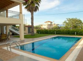 Luxury villa with a swimming pool in Lefkochoara, Messinias，位于Levkokhóra的家庭/亲子酒店
