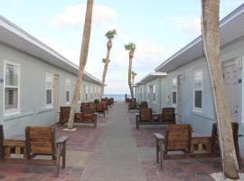 Shoreline Suites & Cabana Cottages – Beachfront，位于代托纳海滩Lighthouse Point Park附近的酒店